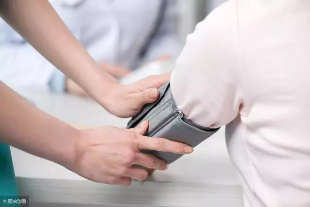 47歲男子突發中風,醫生:身體有這2個症狀,一定要第一時間呼120
