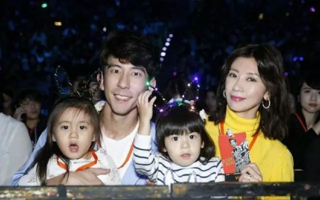 咘咘、波妞首次追星!蕭敬騰唱一半給姊妹倆「送上驚喜」,賈靜雯2女兒跳舞嗨翻!