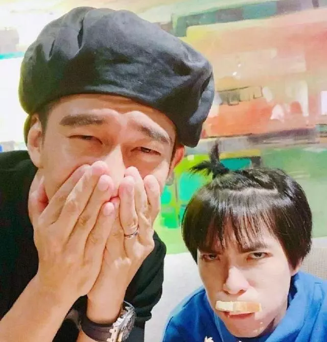 咘咘、波妞首次追星!蕭敬騰唱一半給姊妹倆「送上驚喜」,賈靜雯2女兒跳舞嗨翻!