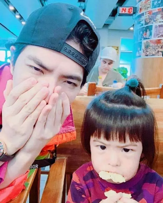 咘咘、波妞首次追星!蕭敬騰唱一半給姊妹倆「送上驚喜」,賈靜雯2女兒跳舞嗨翻!