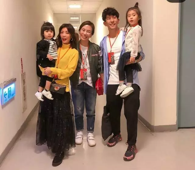 咘咘、波妞首次追星!蕭敬騰唱一半給姊妹倆「送上驚喜」,賈靜雯2女兒跳舞嗨翻!