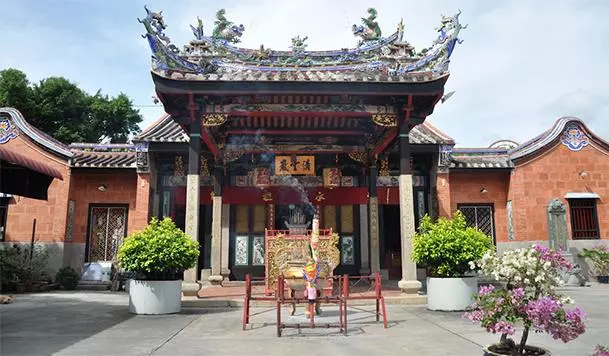 世界上唯一供奉「青蛇」的寺廟,至今已有910年,為紀念華人而建造,廟內爬滿毒蛇,依然有眾多信徒去祭拜