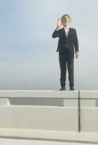 33歲華男身份被揭發了!竟然為了她而去跳海