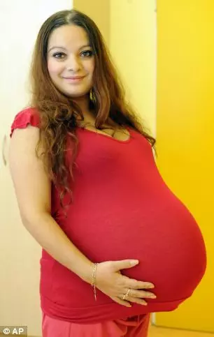 23歲年輕媽孕肚超大「以為懷上雙胞胎」超嗨,生下來發現「每隔480年才出現的奇蹟」創全國紀錄 !