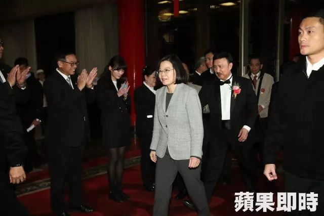 余苑綺婚禮「黃西田只包3600」不怕被退,余天「換帖兄弟包1萬2」尷尬獻上祝福!