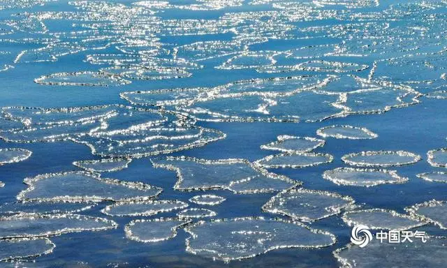 青海湖封凍過程景致別樣美