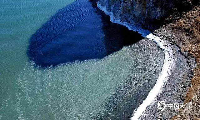 青海湖封凍過程景致別樣美