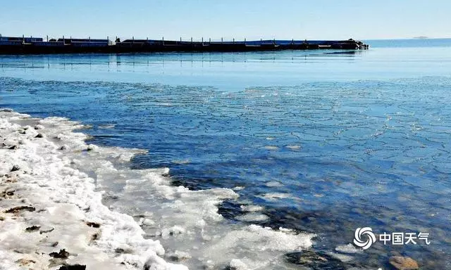 青海湖封凍過程景致別樣美