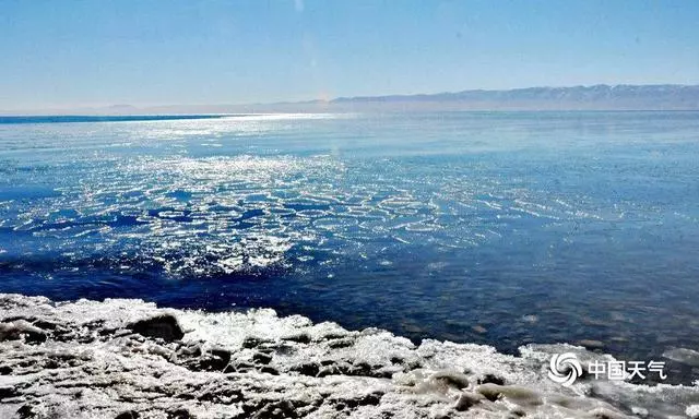 青海湖封凍過程景致別樣美