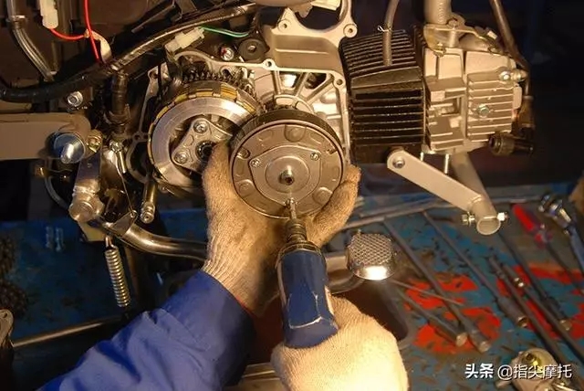 摩托車機油在氣缸高溫環境中潤滑怎麼沒燒掉?了解一下「淬熄層」