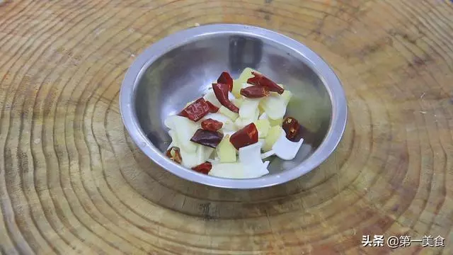 這道家常菜,一看就能做,大魚大肉會吃膩,這道菜營養下飯吃不膩