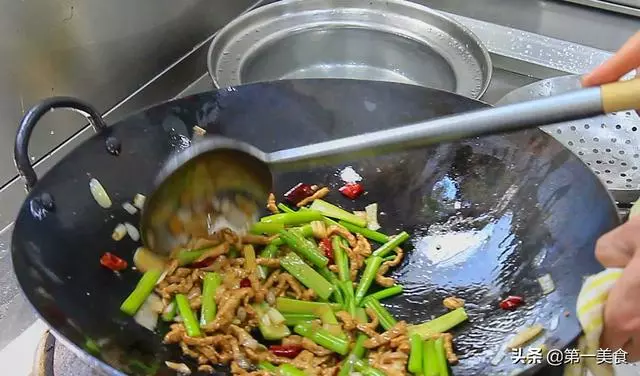 這道家常菜,一看就能做,大魚大肉會吃膩,這道菜營養下飯吃不膩