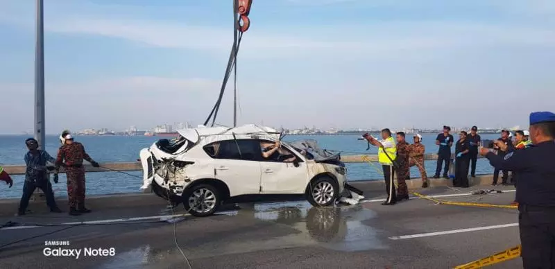 ◤休旅車被撞下海◢ 梅勻鉼右手緊捉車窗邊 不排除嘗試掙扎逃生