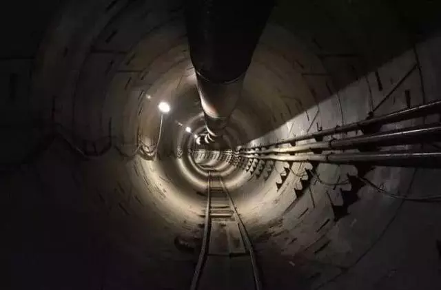 美國土豪為解決上班堵車問題,挖了一條通往公司的隧道,有錢任性