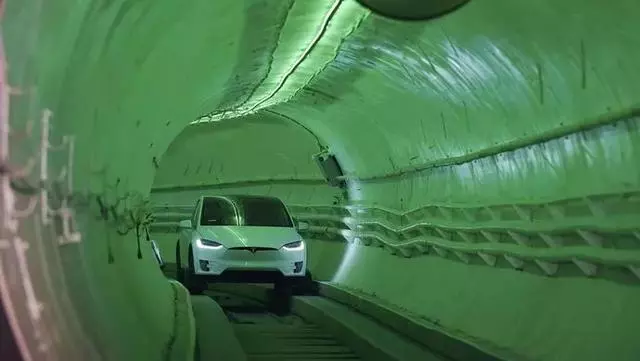 美國土豪為解決上班堵車問題,挖了一條通往公司的隧道,有錢任性