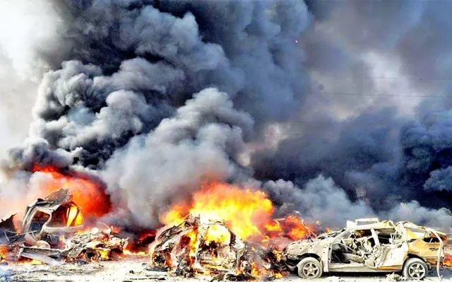 巨型炸彈在阿富汗基地爆炸,一朵蘑菇雲騰空而起,共126人遇難