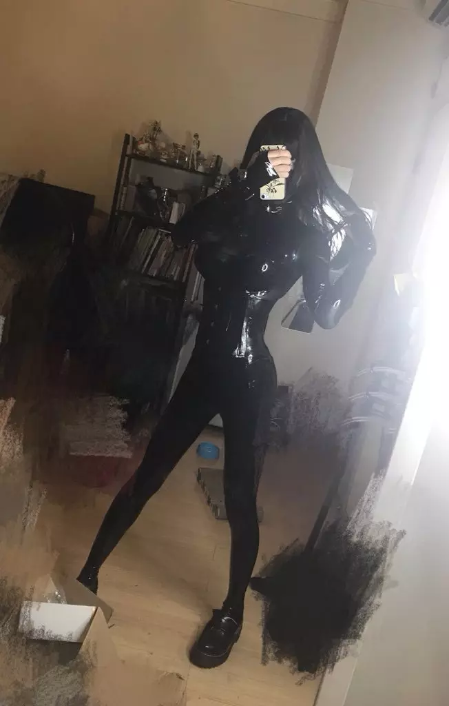 絕美Coser「穿緊身皮衣0贅肉」辣到全場狂拍她 一往上「超狂真面目」網看傻:太會藏