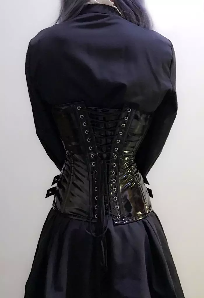絕美Coser「穿緊身皮衣0贅肉」辣到全場狂拍她 一往上「超狂真面目」網看傻:太會藏