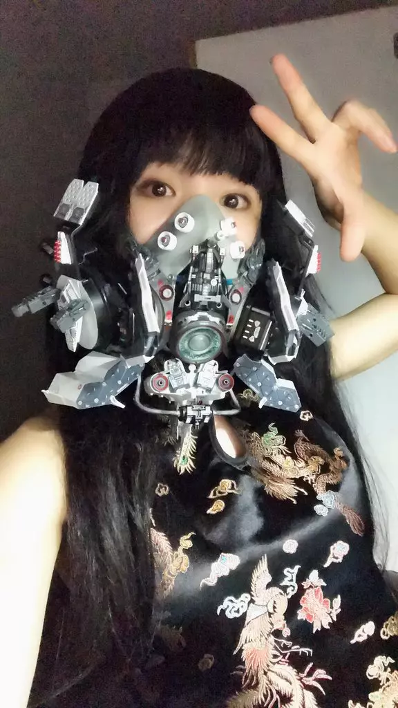 絕美Coser「穿緊身皮衣0贅肉」辣到全場狂拍她 一往上「超狂真面目」網看傻:太會藏