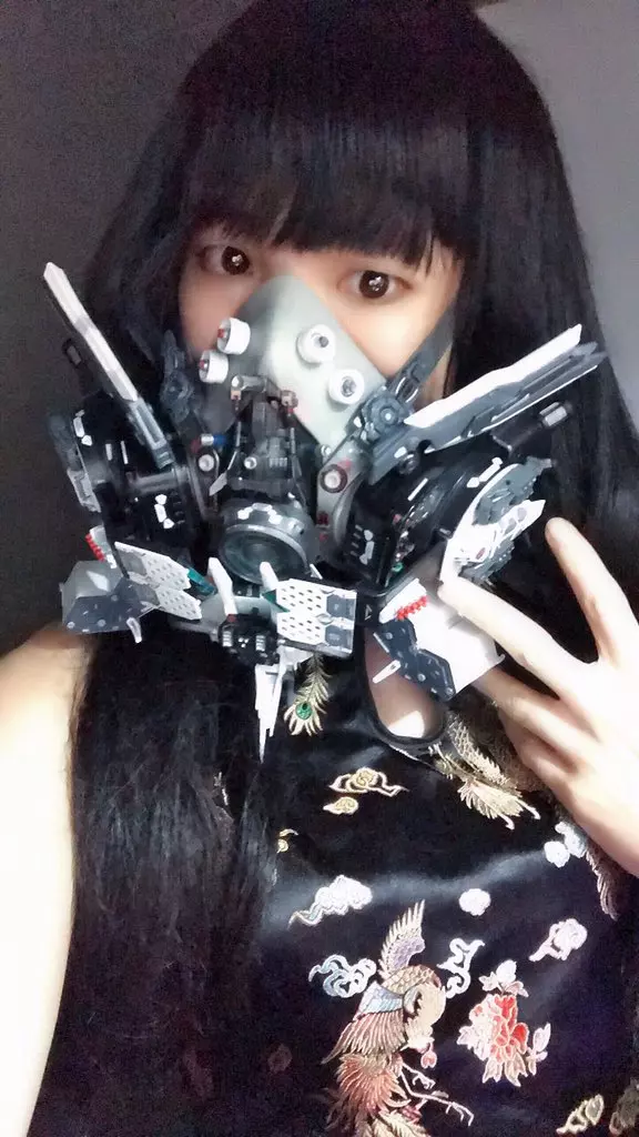 絕美Coser「穿緊身皮衣0贅肉」辣到全場狂拍她 一往上「超狂真面目」網看傻:太會藏
