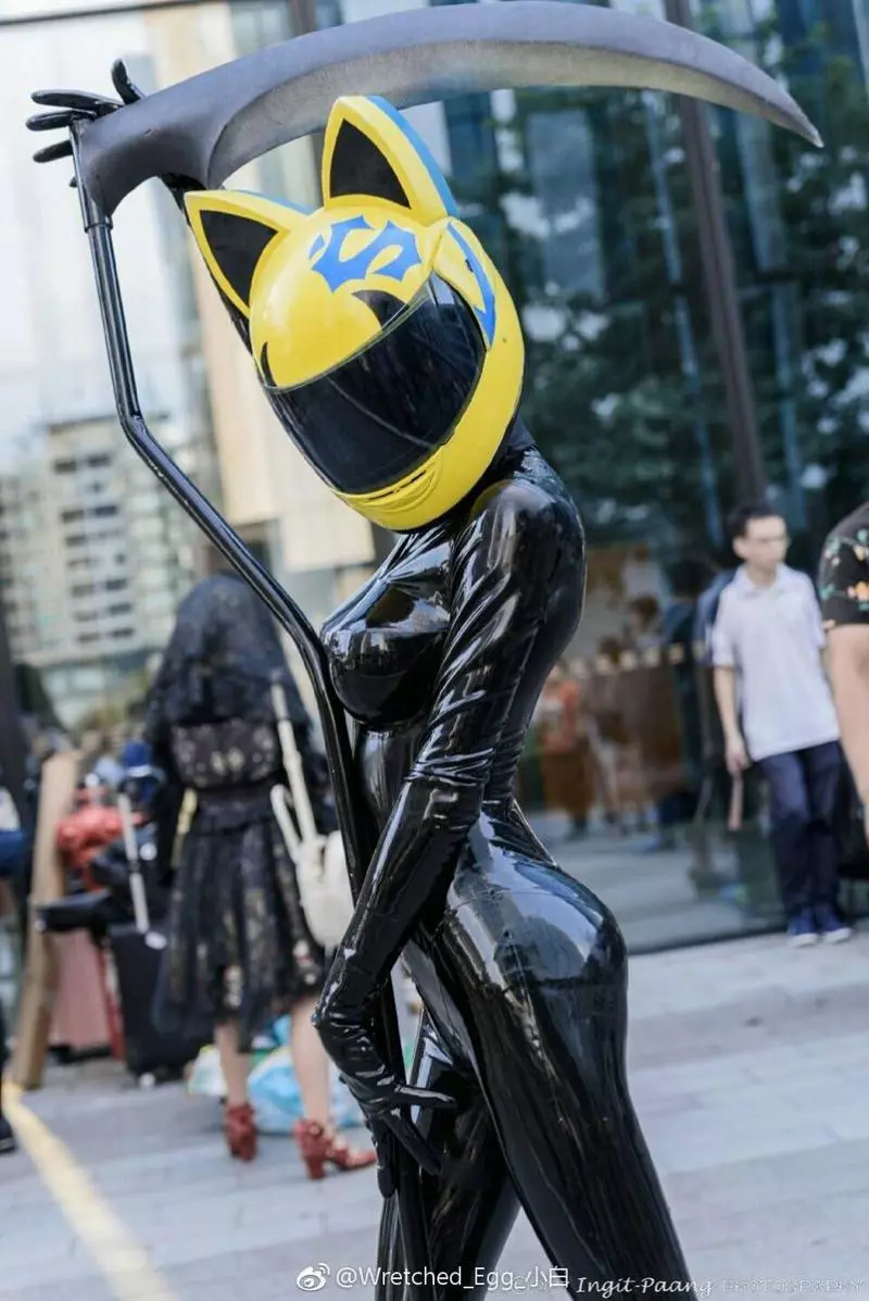絕美Coser「穿緊身皮衣0贅肉」辣到全場狂拍她 一往上「超狂真面目」網看傻:太會藏