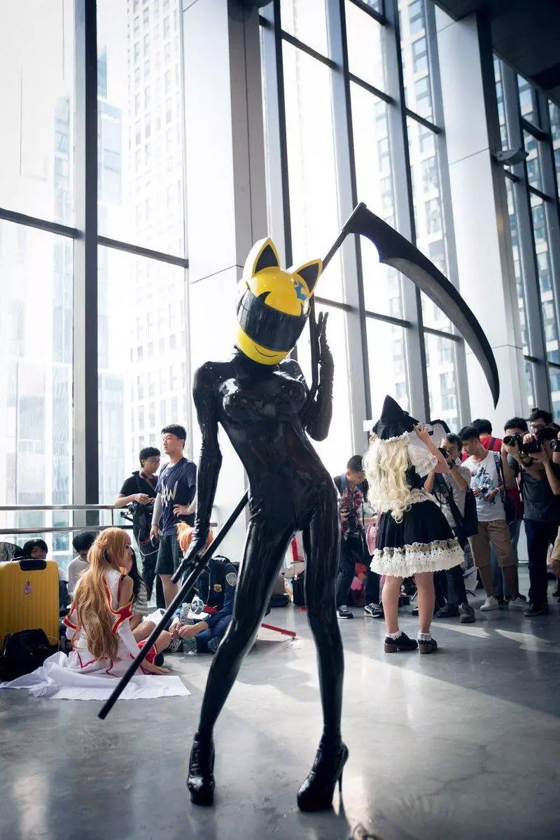 絕美Coser「穿緊身皮衣0贅肉」辣到全場狂拍她 一往上「超狂真面目」網看傻:太會藏