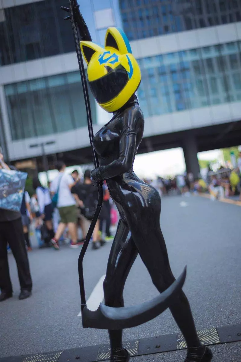 絕美Coser「穿緊身皮衣0贅肉」辣到全場狂拍她 一往上「超狂真面目」網看傻:太會藏