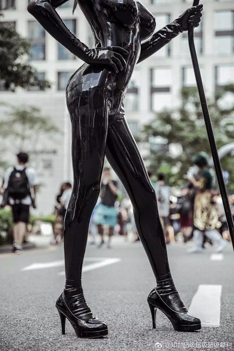 絕美Coser「穿緊身皮衣0贅肉」辣到全場狂拍她 一往上「超狂真面目」網看傻:太會藏