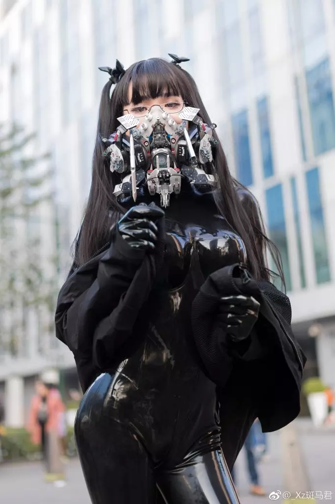 絕美Coser「穿緊身皮衣0贅肉」辣到全場狂拍她 一往上「超狂真面目」網看傻:太會藏