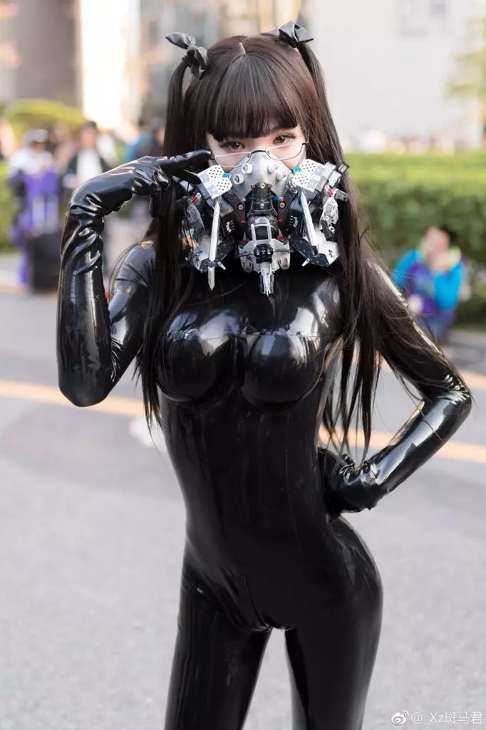 絕美Coser「穿緊身皮衣0贅肉」辣到全場狂拍她 一往上「超狂真面目」網看傻:太會藏