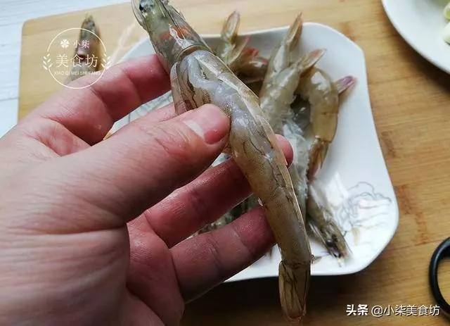 清蒸蒜蓉粉絲蝦,過年全家人必點這道菜,寓意富貴吉祥,喜歡拿去