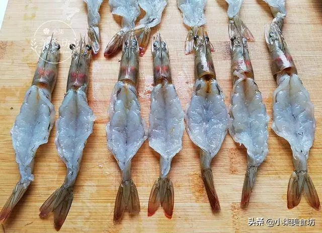 清蒸蒜蓉粉絲蝦,過年全家人必點這道菜,寓意富貴吉祥,喜歡拿去