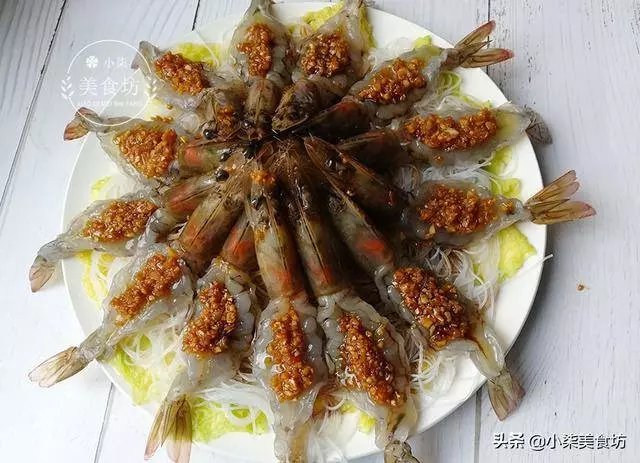 清蒸蒜蓉粉絲蝦,過年全家人必點這道菜,寓意富貴吉祥,喜歡拿去