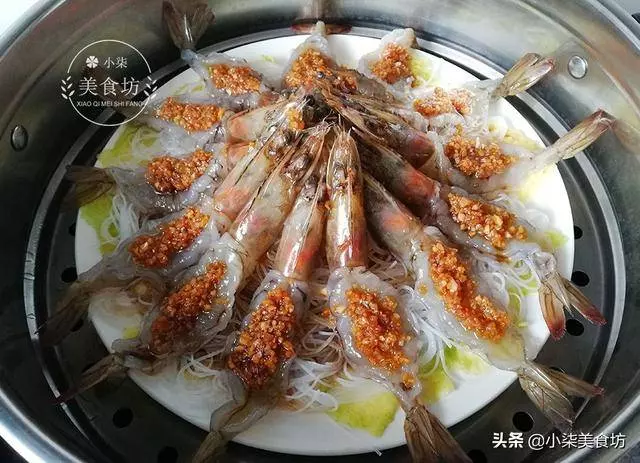 清蒸蒜蓉粉絲蝦,過年全家人必點這道菜,寓意富貴吉祥,喜歡拿去