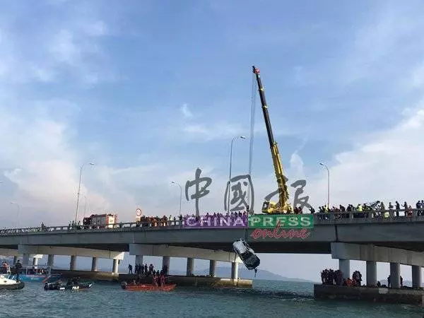 《看現場視頻》人車一起吊出水面