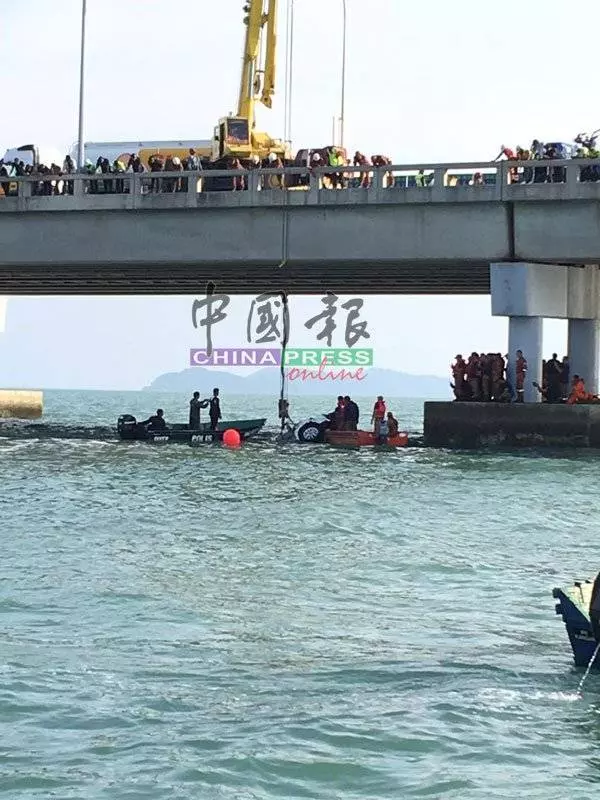 《看現場視頻》人車一起吊出水面