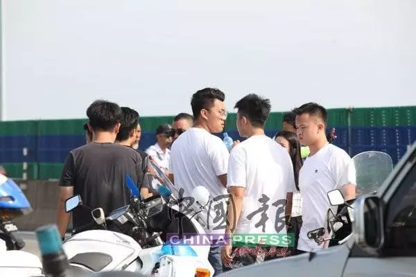 《看現場視頻》人車一起吊出水面