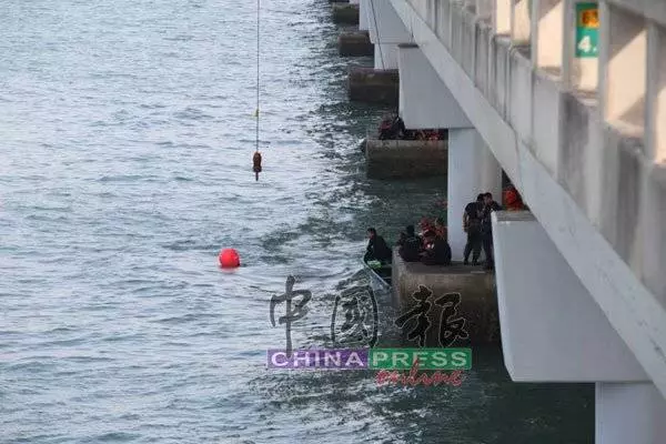 《看現場視頻》人車一起吊出水面