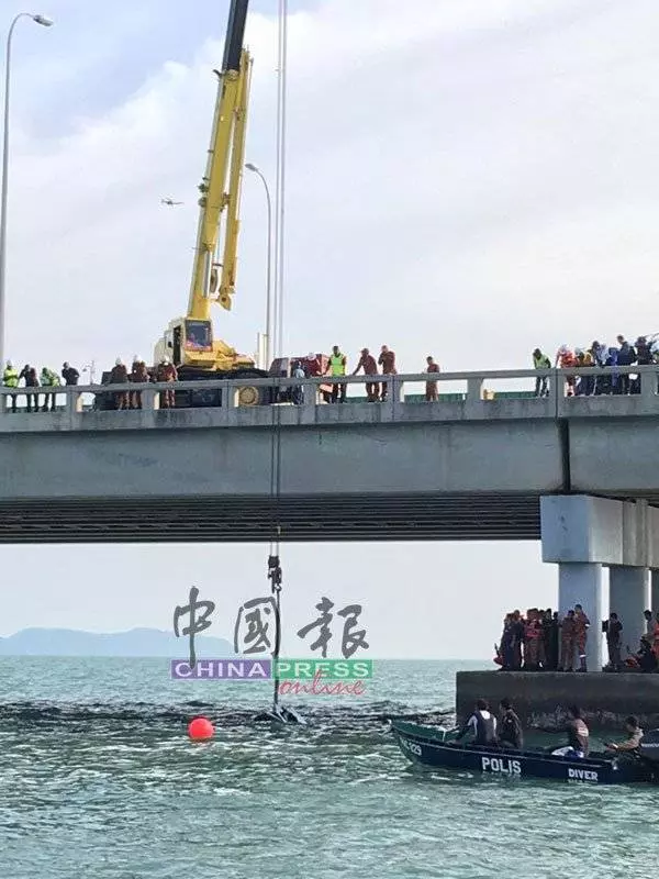 《看現場視頻》人車一起吊出水面