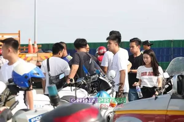 《看現場視頻》人車一起吊出水面