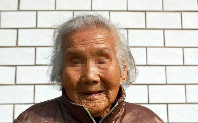 母親跟女兒借1000要求寫借條卻「多加兩個0」! 母親走後分家產女兒當場愣住!