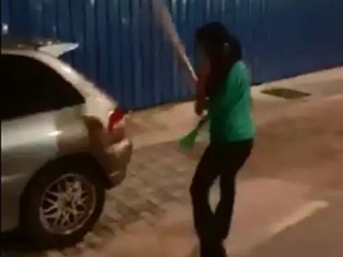 木棍嫂很兇悍 敲打路旁車輛