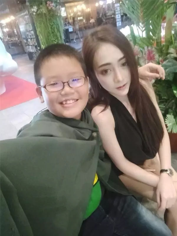 小學生「爽摟大12歲乳女友」炫富,「送4萬iPhone X」證明愛情,女方身分曝光網友看傻!