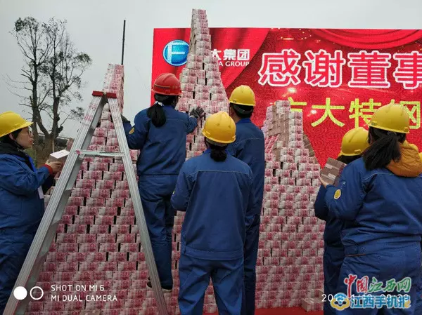 員工抱怨福利太好!老闆用年終堆出「錢山」 金額高到員工煩惱:不知怎麼花