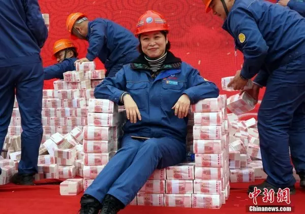 員工抱怨福利太好!老闆用年終堆出「錢山」 金額高到員工煩惱:不知怎麼花