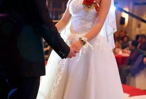 新娘目中無人?婚宴全程滑手機不顧賓客,走近一看卻讓大家閉上嘴!