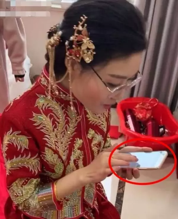 新娘目中無人?婚宴全程滑手機不顧賓客,走近一看卻讓大家閉上嘴!