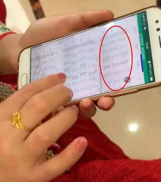 新娘目中無人?婚宴全程滑手機不顧賓客,走近一看卻讓大家閉上嘴!