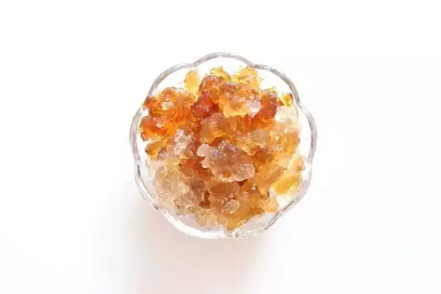 【桃 膠】天然的膠質可滋陰養顏,價錢親民是平民的燕窩,而且非常容易烹煮。這裡和大家分享7個桃膠的養顏食譜。