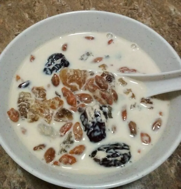 【桃 膠】天然的膠質可滋陰養顏,價錢親民是平民的燕窩,而且非常容易烹煮。這裡和大家分享7個桃膠的養顏食譜。